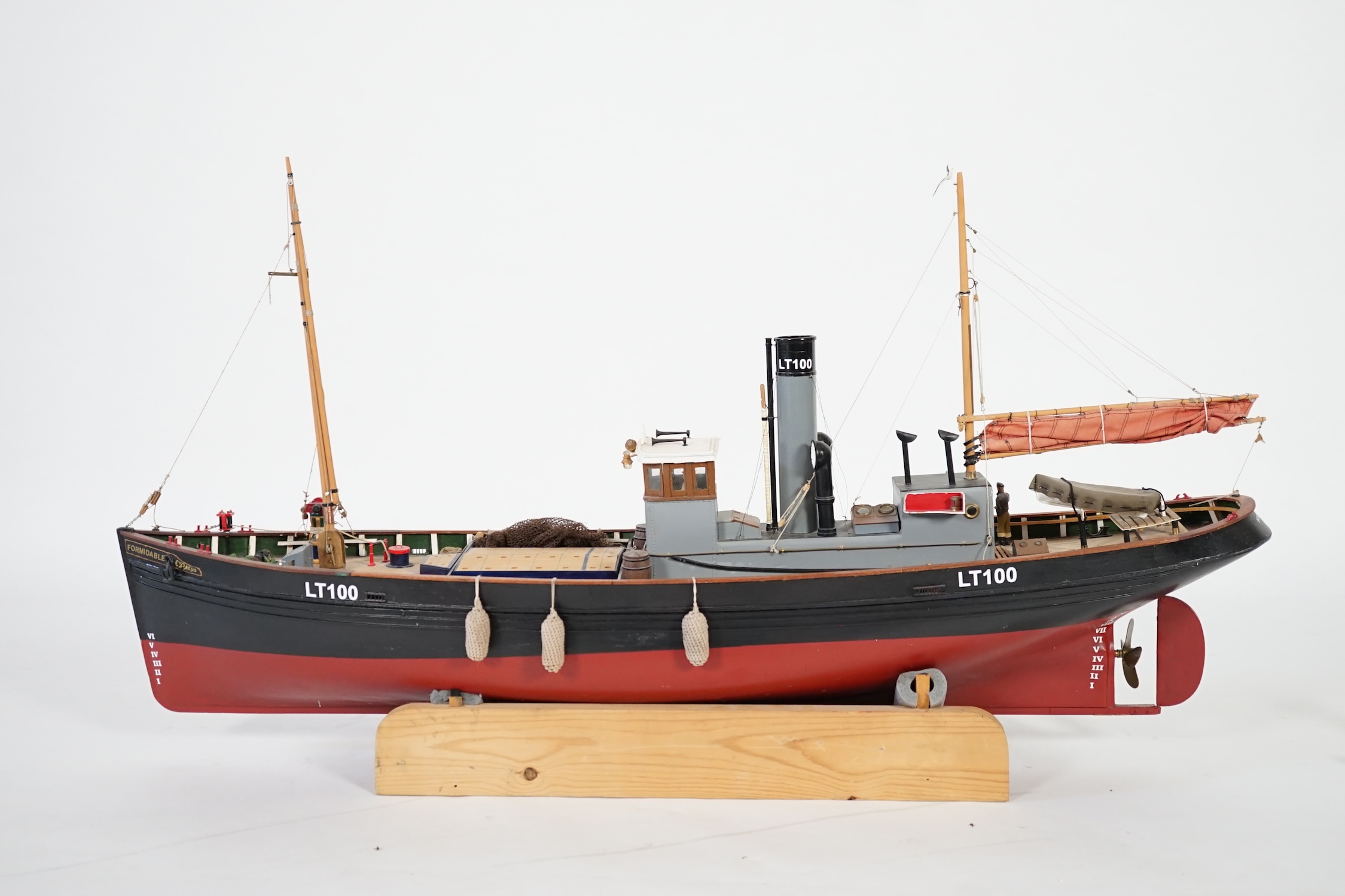 A kit-built Maxwell Hemmens pond yacht style model of a herring drifter, LT100, 120cm long